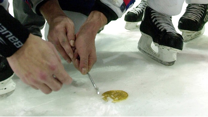 Medaila majstra sveta sa prilepila k ľadu.