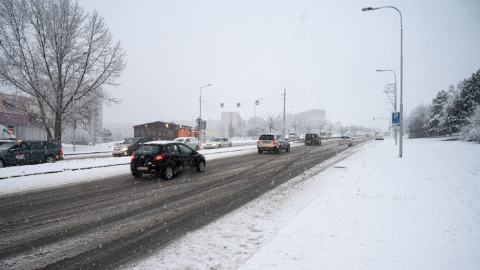 Pozor na nepriaznivé počasie. Na väčšine Slovenska treba rátať so silným vetrom, poľadovicou aj hmlou