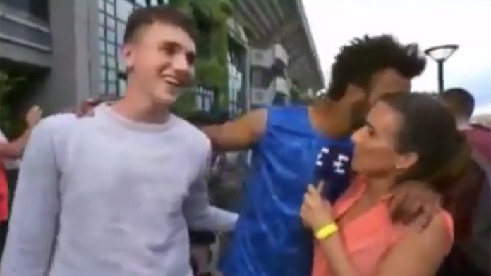 Tenista Maxim Hamou sa snaží bozkať reportérku.
