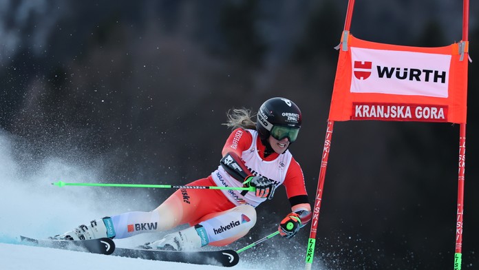 Riskantná jazda sa jej vyplatila, obrovský slalom ovládla Camille Rastová. Shiffrinová ostala mimo pódia