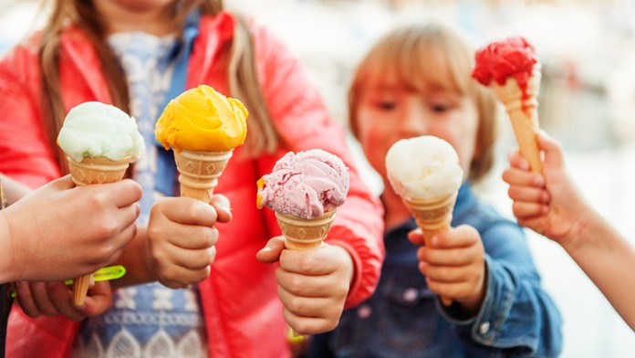 Deti si pochutnávajú na zmrzline.
