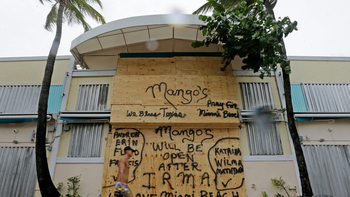 Zabednená reštaurácia na pláži v Miami.