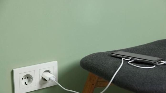 Nabíjanie mobilu môže byť smrteľne nebezpečné. Týchto chýb sa dopúšťajú mnohí Slováci