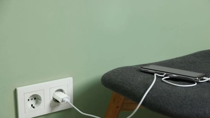 Nabíjanie mobilu môže byť smrteľne nebezpečné. Týchto chýb sa dopúšťajú mnohí Slováci