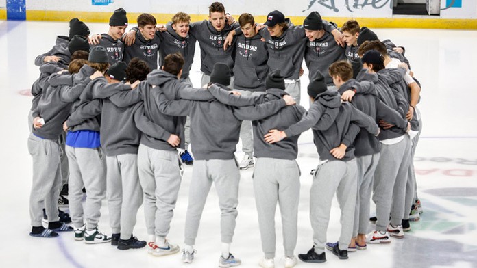 Hokejoví reprezentanti poslednýkrát na štadióne po zrušení MS do 20 rokov.