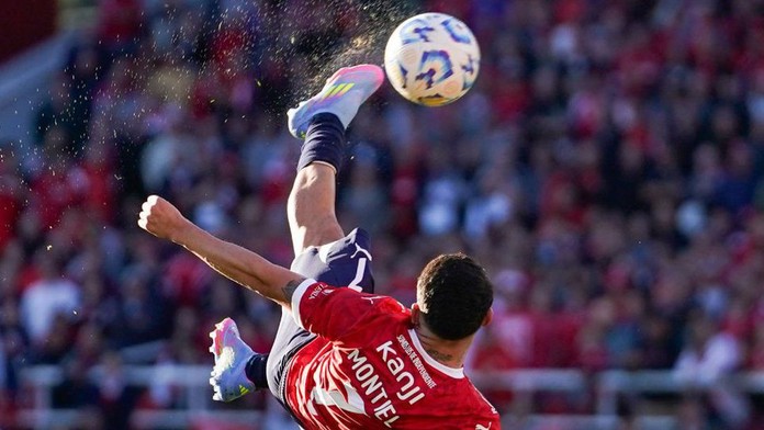 VIDEO: Nožničky spoza šestnástky, azda ešte krajší však strelila žena. Pozrite si góly roka 2025 podľa FIFA