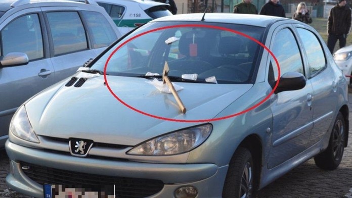 Sekera v kapote auta.