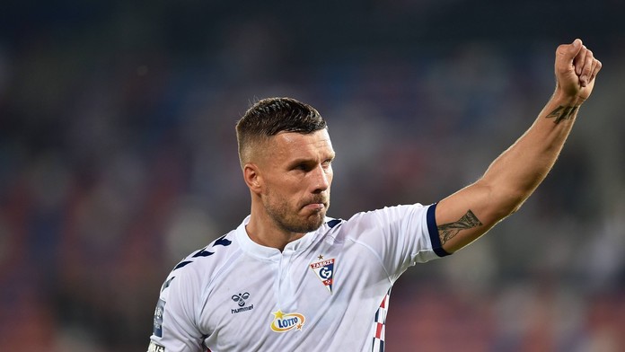 VIDEO: Legendárny nemecký búrlivák dostal červenú kartu vo vlastnom charitatívnom zápase