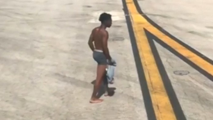 polonahý muž pobehoval po ranveji na letisku v Atlante