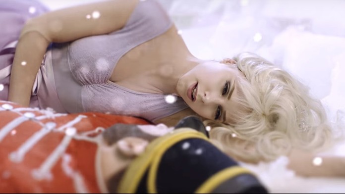 Nela Pocisková vo videoklipe Nech už nasneží