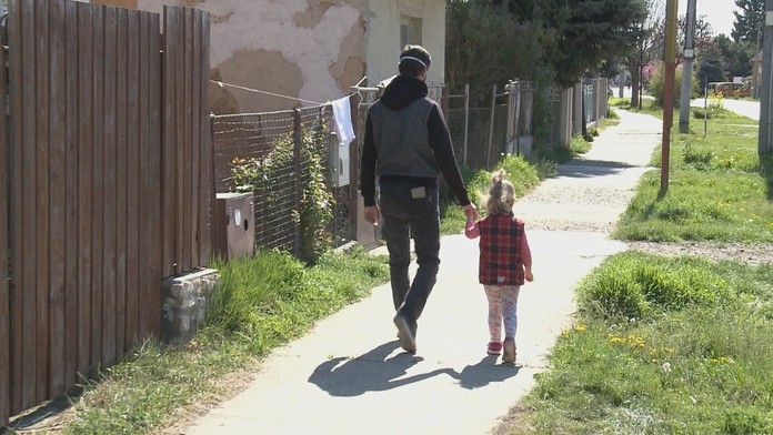 Otca nepustili do obchodu s dieťaťom