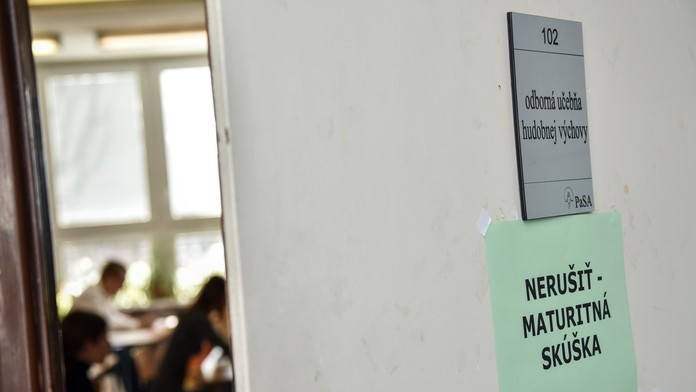 Radosť hráčov Dukly Trenčín po víťazstve v prvom štvrťfinále na ľade Nitry.