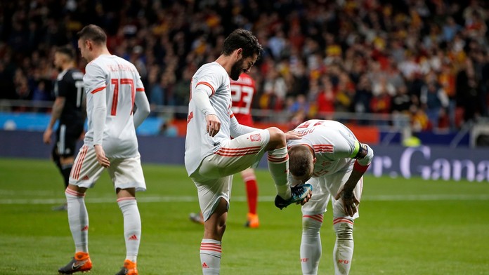 Sergio Ramos bozkáva kopačku spoluhráča Isca, ktorý zavŕšil hetrik do siete Argentíny.