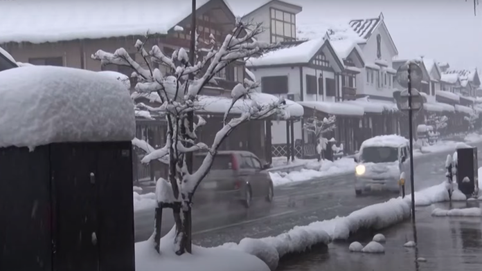Sneženie ochromilo život v Japonsku