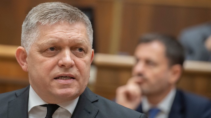 Robert Fico, v pozadí Eduard Heger