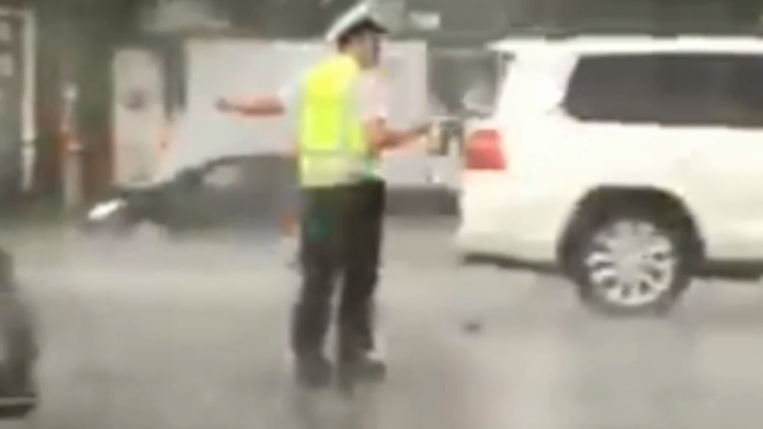 Policajt riadi dopravu v poriadnom lejaku