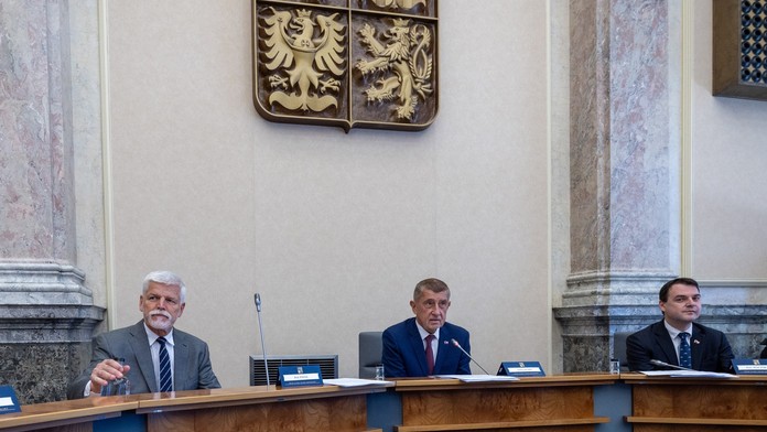 Spor medzi Pavlom a Babišom rozhodol až súd: Prezidenta musia zobrať na samit NATO