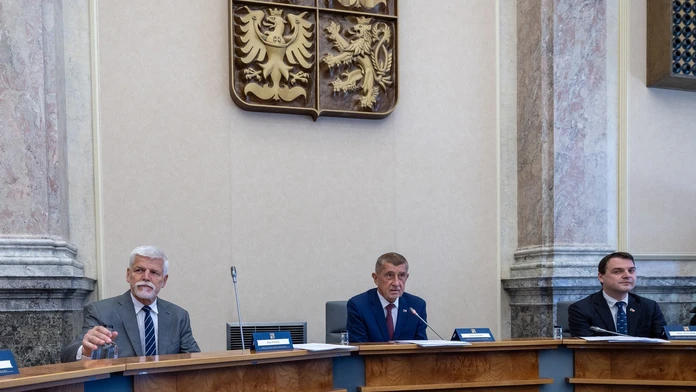 Spor medzi Pavlom a Babišom rozhodol až súd: Prezidenta musia zobrať na samit NATO