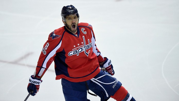 Alexander Ovečkin oslavuje svoj gól v zápase hokejovej NHL Washington Capitals - Pittsburgh Penguins.