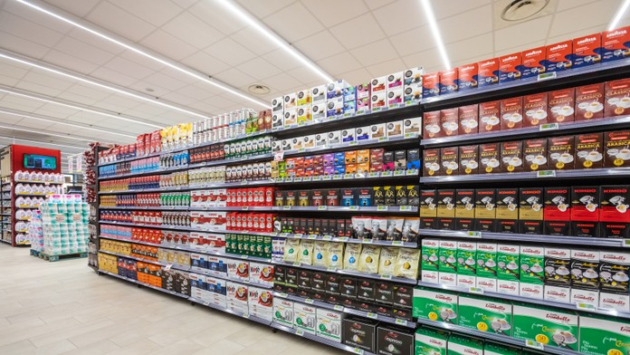 Na snímke je regál s kávou 