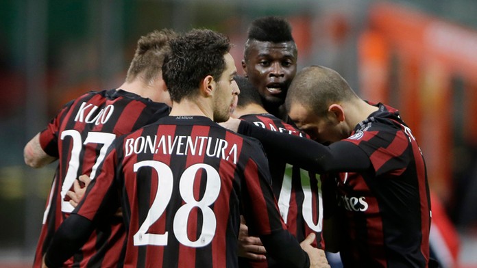 Futbalista AC Miláno Mbaye Niang (druhý sprava) sa teší so spoluhráčmi po strelení gólu v zápase Talianskeho pohára.