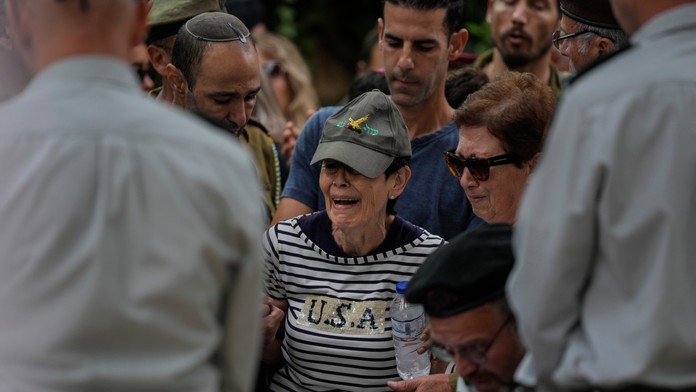 Matka izraelského plukovníka Roja Levyho plače počas pohrebu svojho syna na cintoríne v Jeruzaleme.