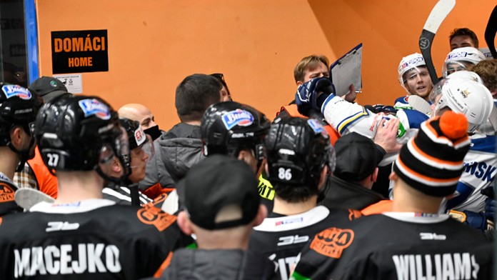 Potýčka hráčov medzi striedačkami po skončení zápasu HK Dukla Ingema Michalovce - HK Spišská Nová Ves.