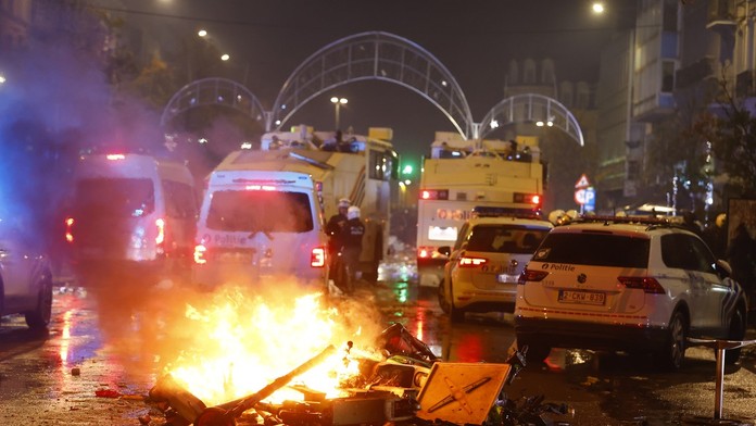 Rozbíjanie výkladov či podpaľovanie áut. Belgický výbuch proti Maroku vyvolal nepokoje v Bruseli
