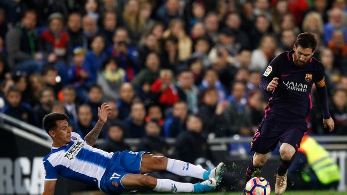 Lionel Messi uniká Hernanovi Perézovi.