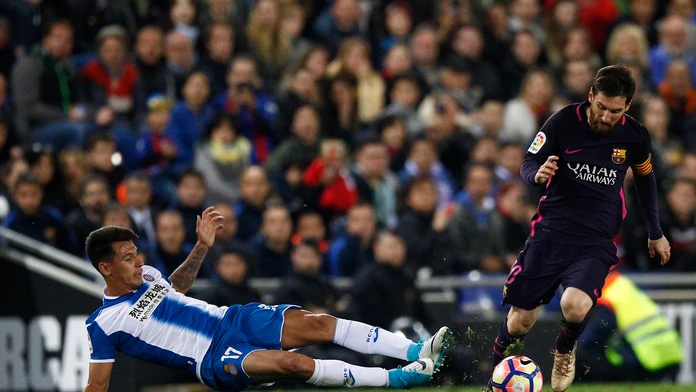 Lionel Messi uniká Hernanovi Perézovi.