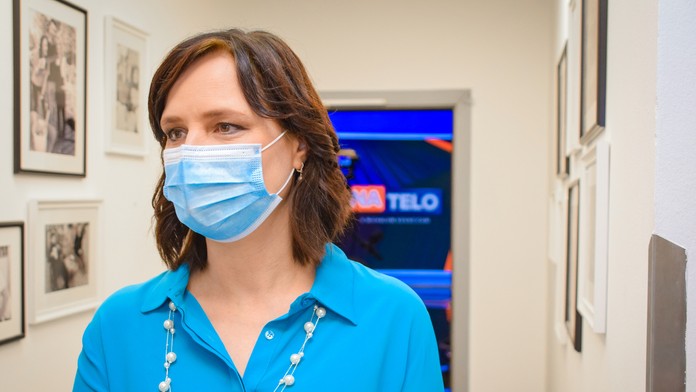 Hasiči sa snažia uhasiť kokpit Grosjeana.