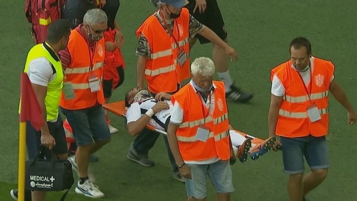 Andriča odnášajú na nosidlách.