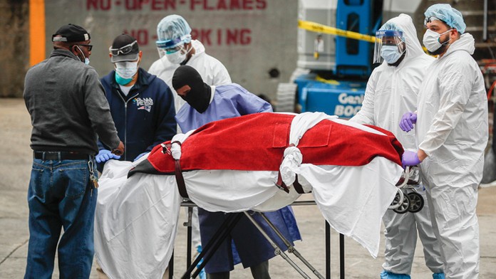 Ľudia oblečení v kostýme postavy Stormtrooper.