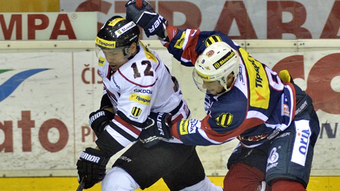 Center Banskej Bystrice Michal Hudec (vľavo) a krídelník Zvolena Milan Čanky - 1