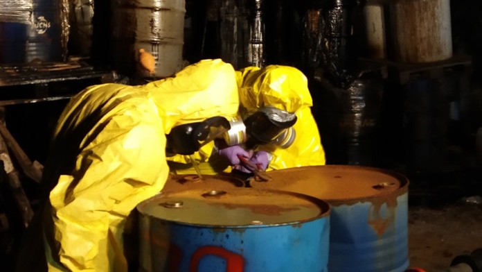 Policajti likvidujú nebezpečný odpad.