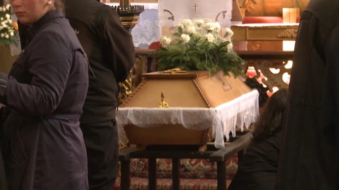 Rakva s telom Dominika, ktorého otec odpojil od prístrojov
