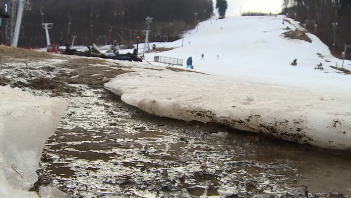 Lyžiarske strediská bojujú s plusovými teplotami