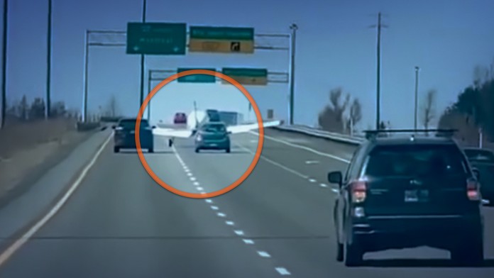 Lietadlo sa chystá pristáť na ruśnej ceste.