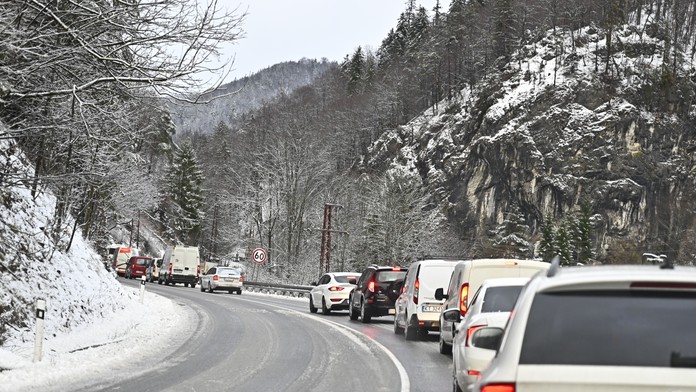 Silný vietor aj padajúce skaly. Cestári upozorňujú na riziká na niektorých úsekoch