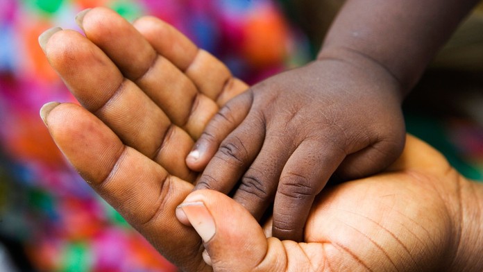 Žena sa snažila zmeniť farbu pleti jej detí