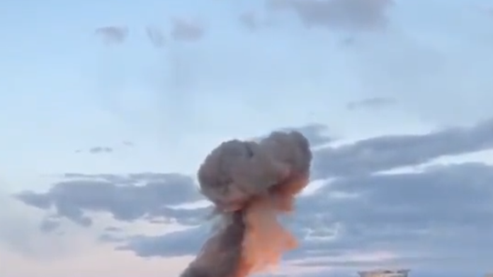 Dva výbuchy otriasli Kyjevom. Jedna zo striel zasiahla obytný dom, hlásia zranených