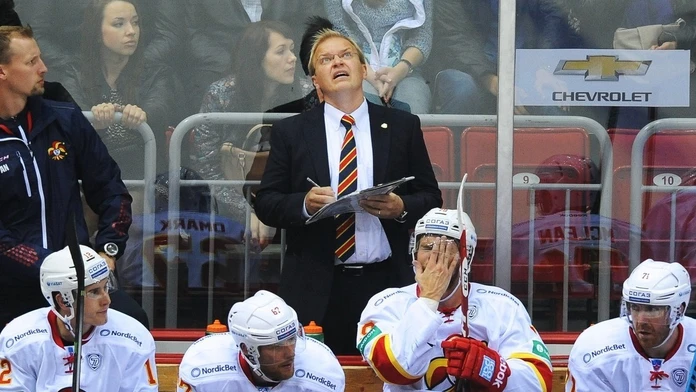 Kalle Kaskinen na lavičke Joekeritu.