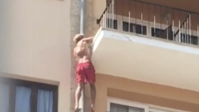 Turista skákal z balkóna do bazéna