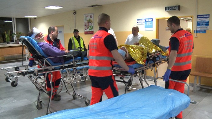 Zranených previezli do nemocnice.