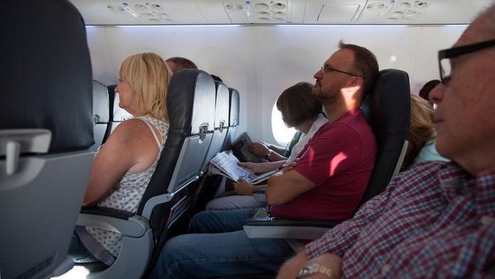 Pasažier lietadla sa pokúšal otvoriť dvere počas letu (ilustračná snímka)