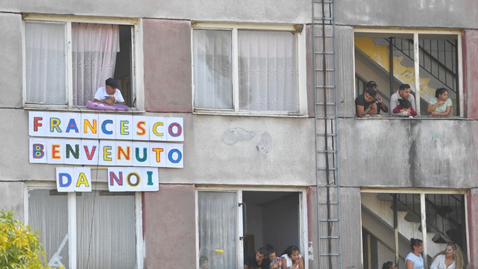 Obyvatelia sídliska Luník IX čakajú na pápeža.