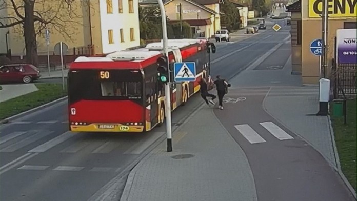 Dievča sotilo spolužiačku pod kolesá autobusu.