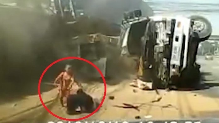 Matka so synom preleteli cez čelné sklo nákladiaka.