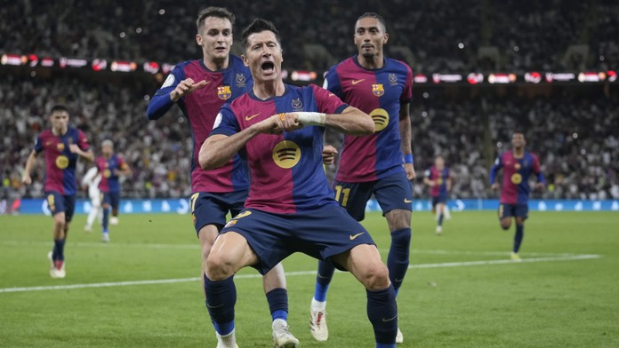 Real schytal výprask nehodný finále. Superpohár berie napriek červenej karte Barcelona