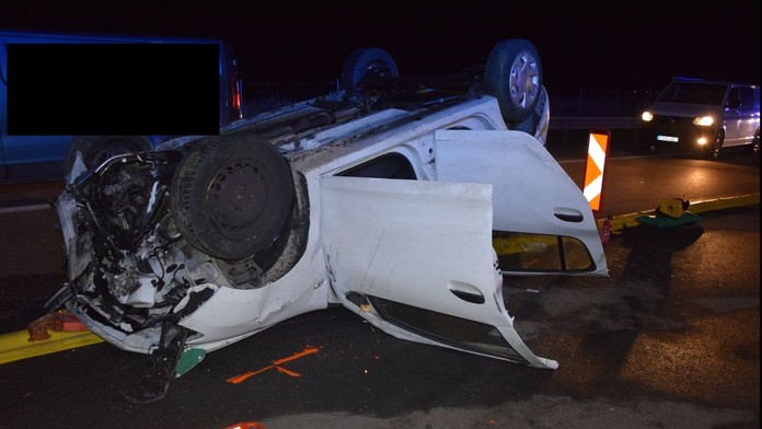 FOTO: Nočná nehoda za Braniskom. Zrážka s dôchodcom na Dácii mala pre rodinu z Litvy mimoriadne tragické následky